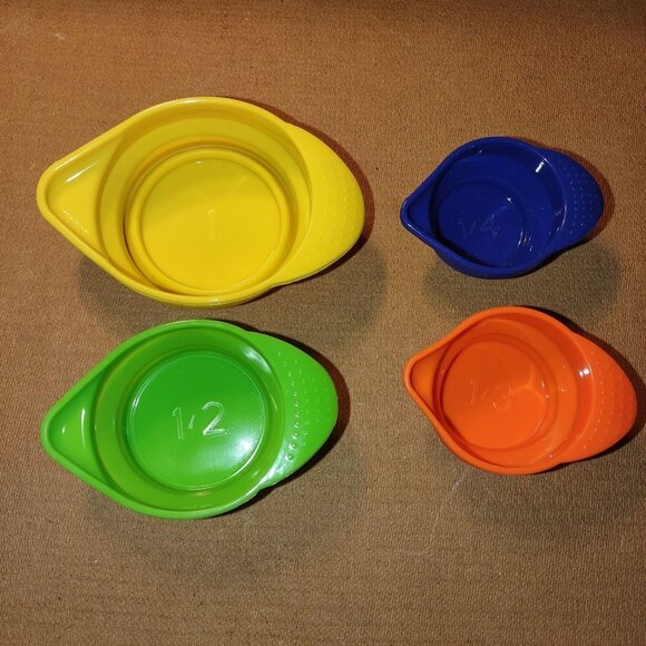 Colorful Plastic Measuring Cups Set Of 4 Nesting Design 1/4 1/3 1/2 1 Cup - Picture 1 of 7